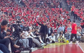 欧文CBA下课的七位球迷热议(欧文现身球馆参加nba球星集训) 欧文CBA下课的七位球迷热议(欧文现身球馆参加nba球星集训)