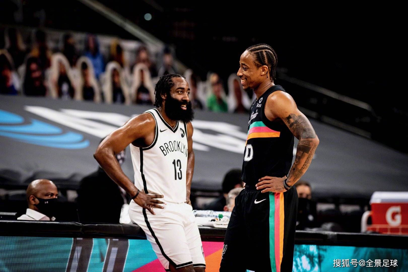 欧文CBA下课的七位球迷热议(欧文现身球馆参加nba球星集训) 欧文CBA下课的七位球迷热议(欧文现身球馆参加nba球星集训)